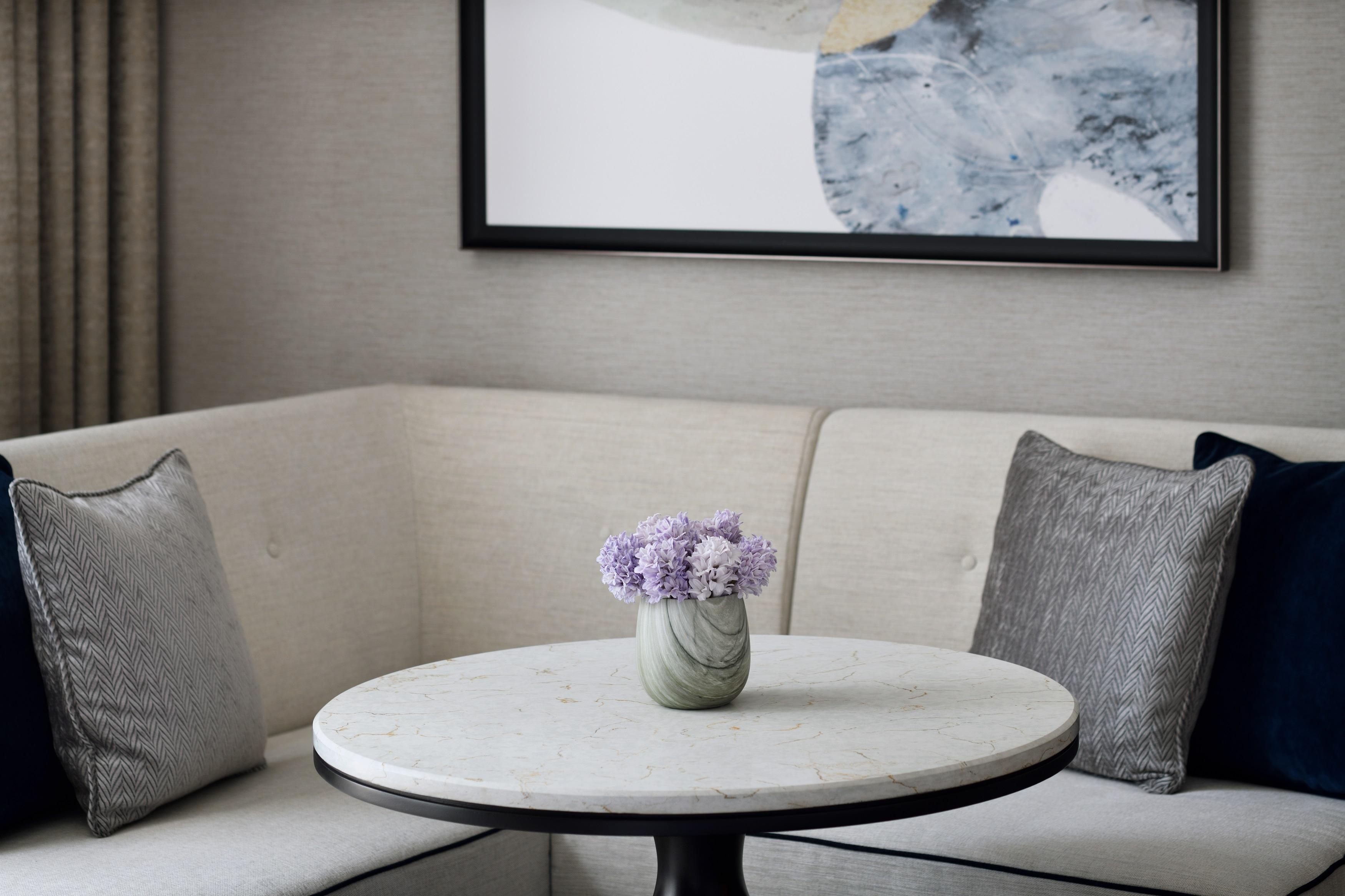 แอดเดรส ดาวน์ทาวน์ Hotel ดูไบ ภายนอก รูปภาพ A marble table