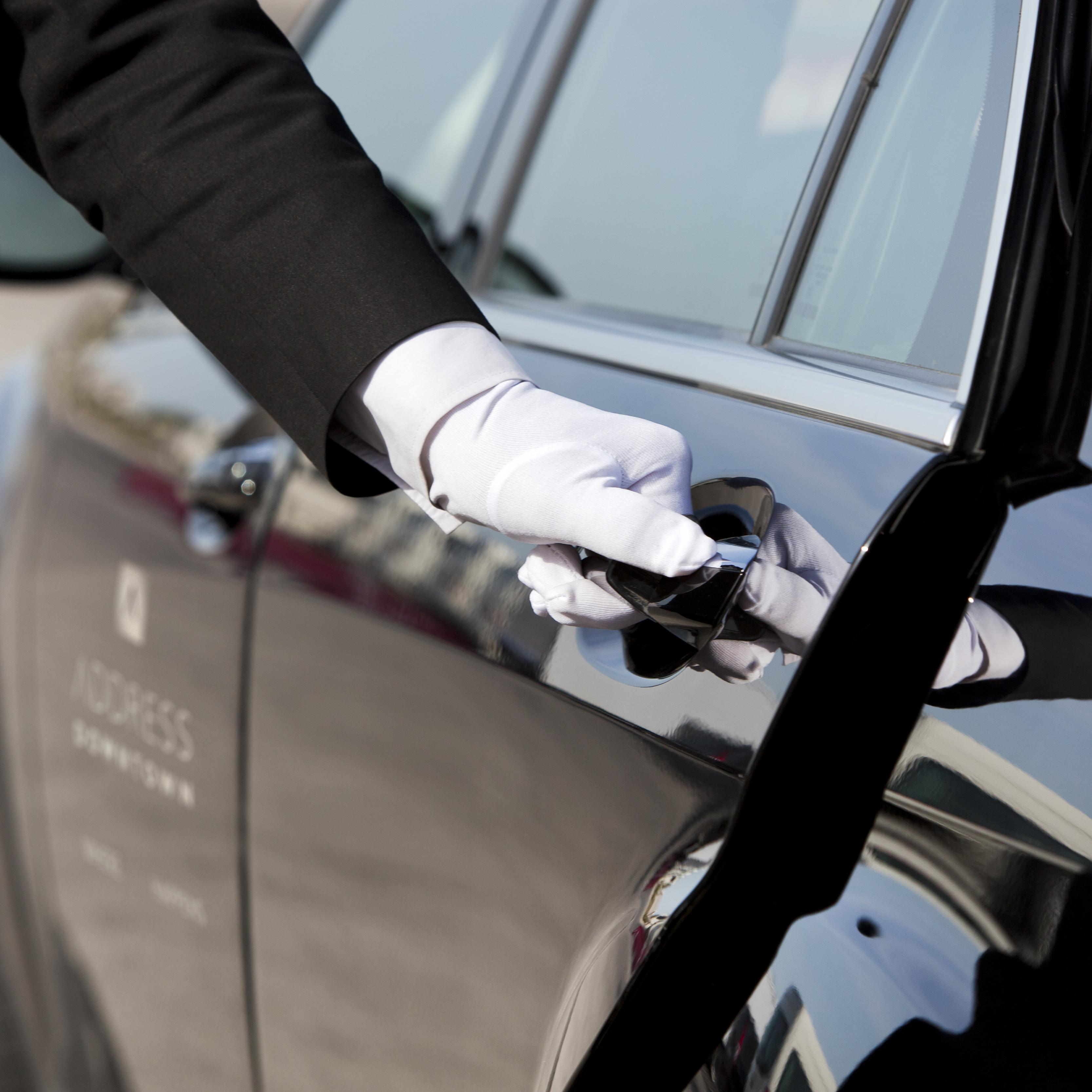 แอดเดรส ดาวน์ทาวน์ Hotel ดูไบ ภายนอก รูปภาพ A chauffeur opening a car door